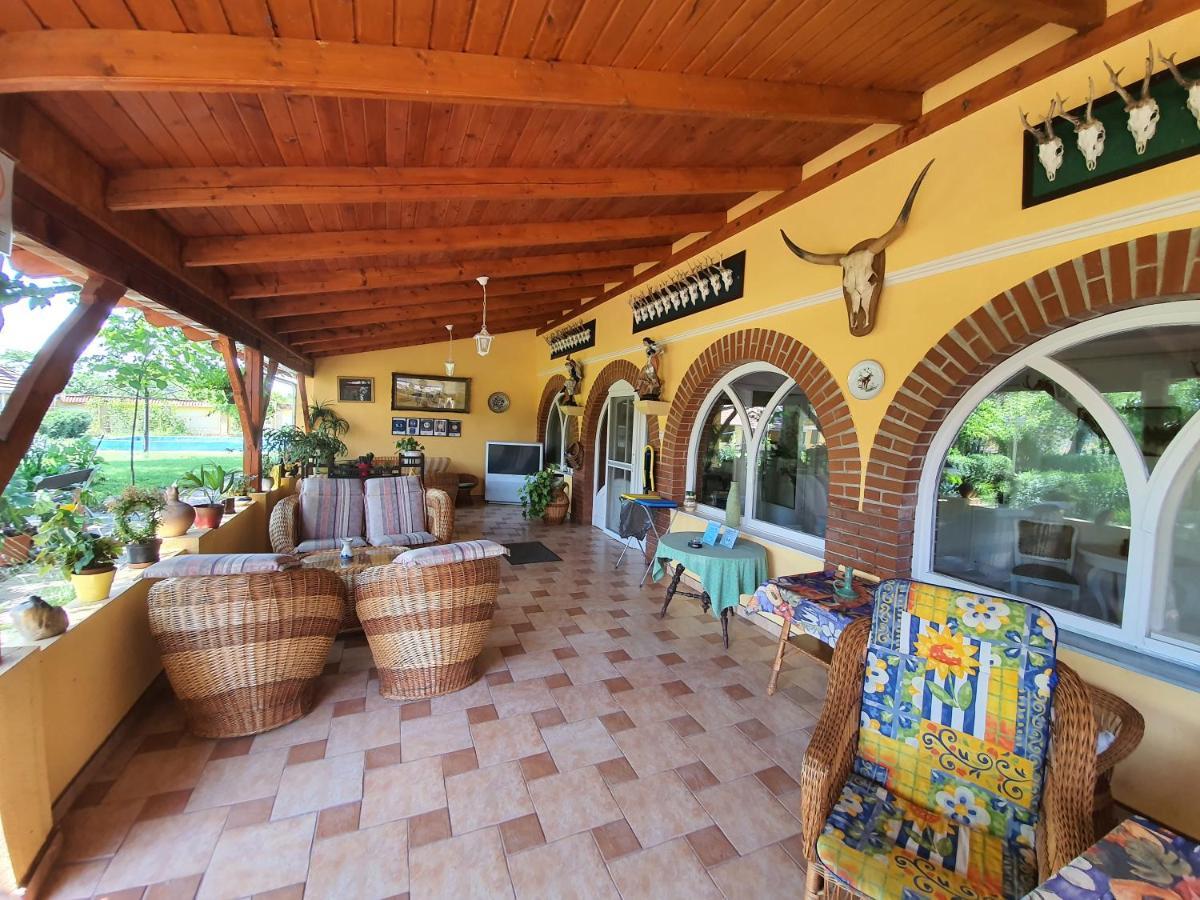 Platan Szallashely Hotel Sandorfalva Exterior photo