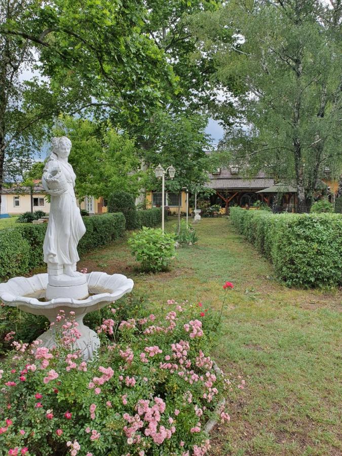 Platan Szallashely Hotel Sandorfalva Exterior photo