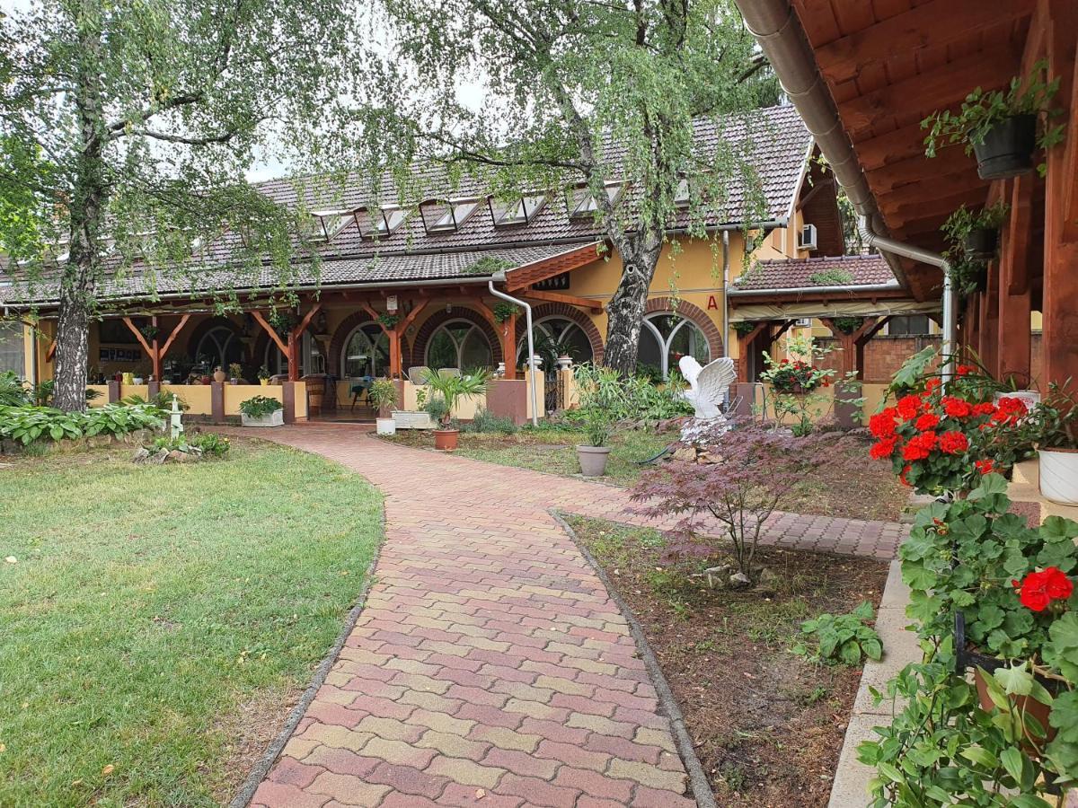 Platan Szallashely Hotel Sandorfalva Exterior photo