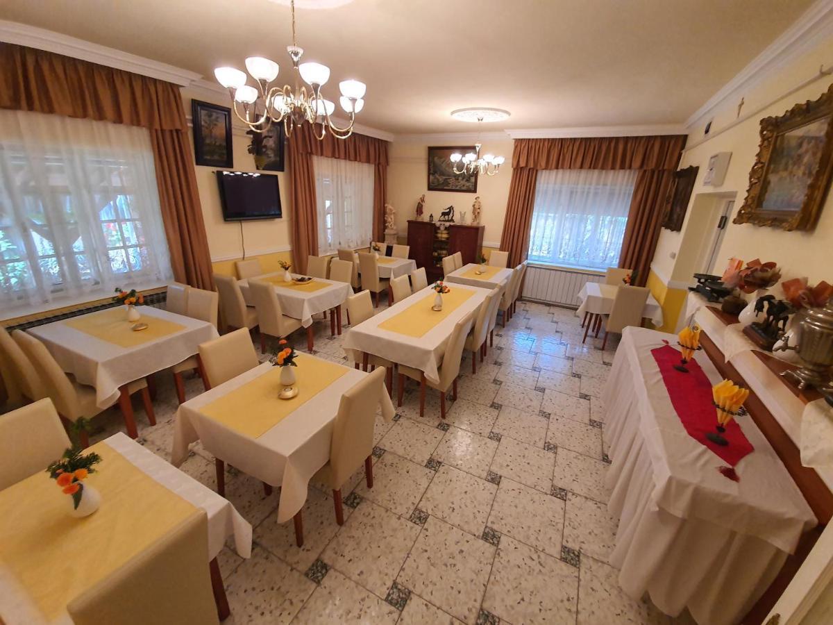 Platan Szallashely Hotel Sandorfalva Exterior photo