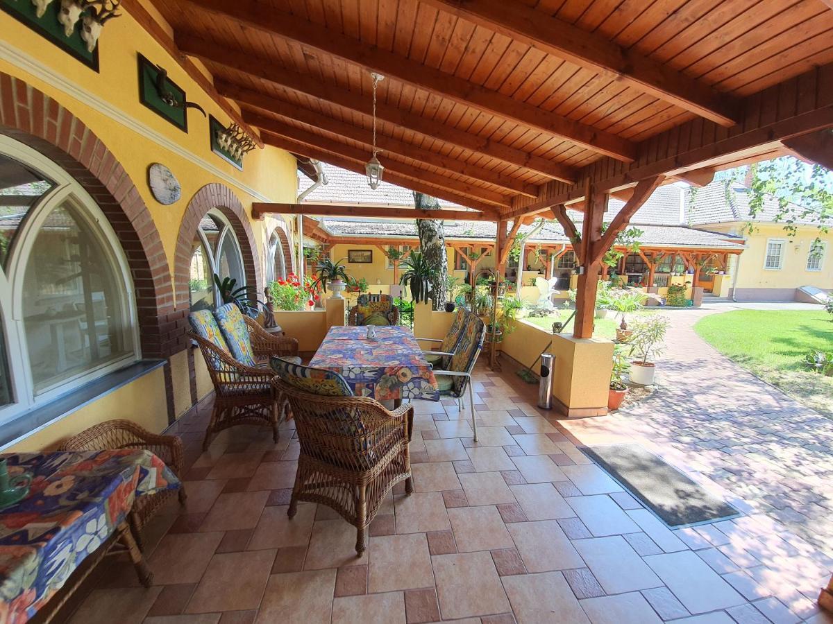 Platan Szallashely Hotel Sandorfalva Exterior photo