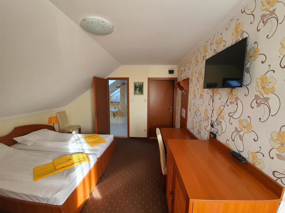Platan Szallashely Hotel Sandorfalva Exterior photo