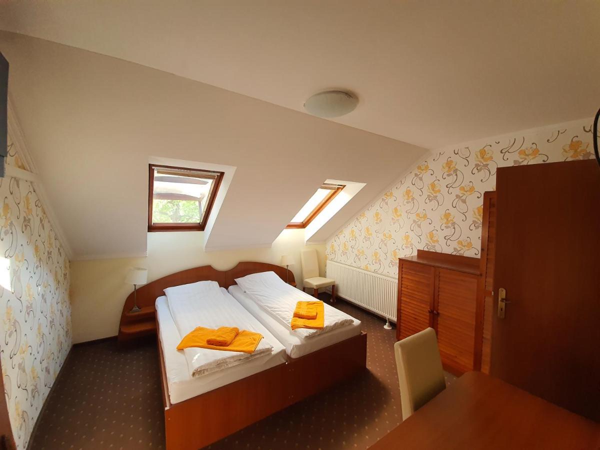 Platan Szallashely Hotel Sandorfalva Exterior photo