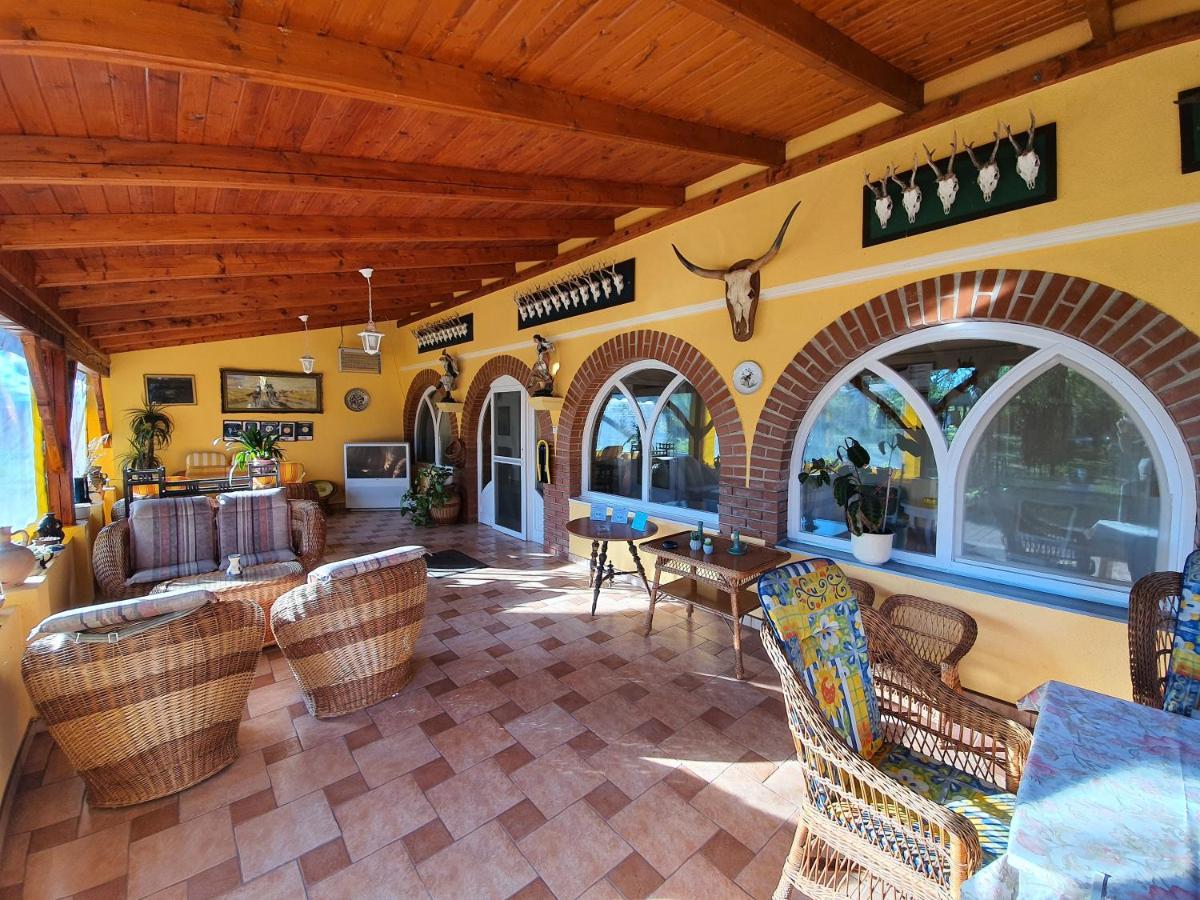 Platan Szallashely Hotel Sandorfalva Exterior photo