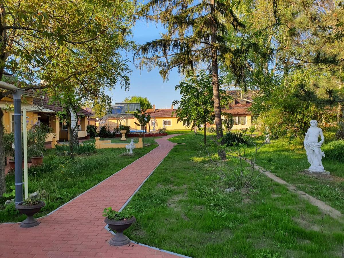 Platan Szallashely Hotel Sandorfalva Exterior photo