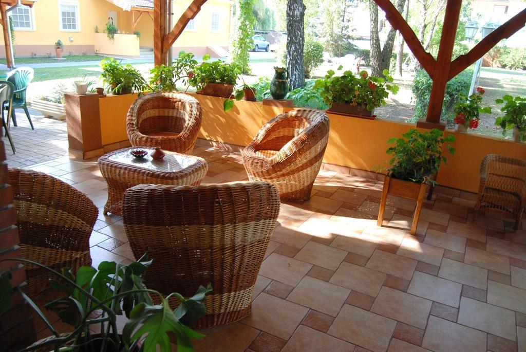 Platan Szallashely Hotel Sandorfalva Exterior photo