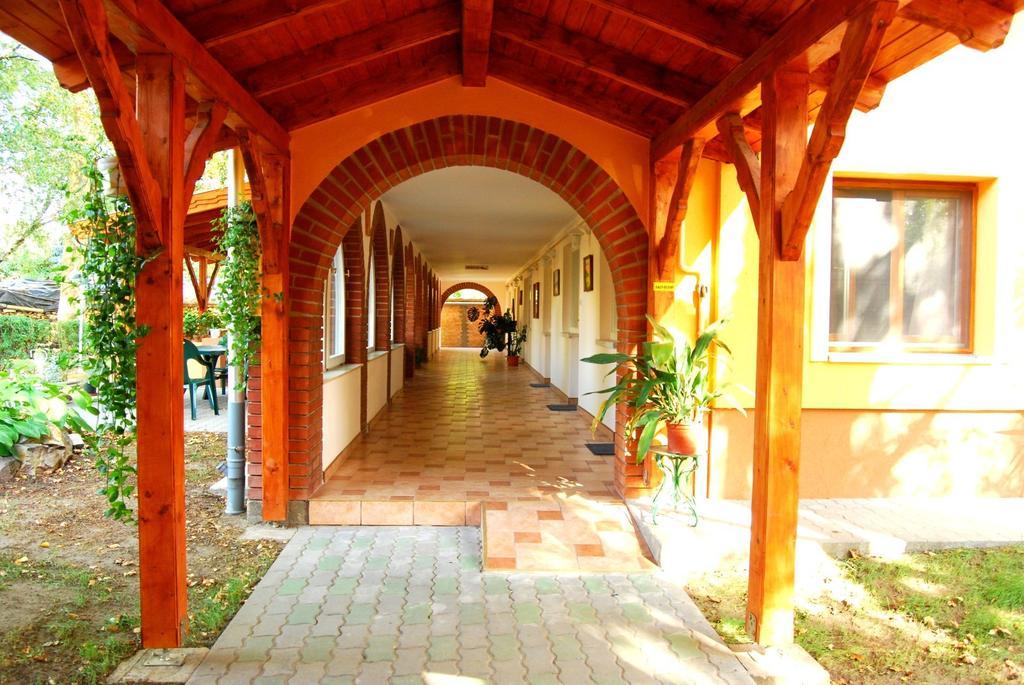 Platan Szallashely Hotel Sandorfalva Exterior photo